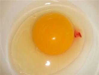 Đập trứng ra bát thấy có vệt đỏ như máu, nên ăn tiếp hay bỏ đi