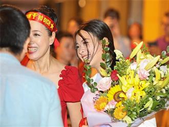 NSƯT Chiều Xuân và con gái ‘gây bão’ với loạt ảnh xuống phố mừng đội tuyển Việt Nam chiến thắng