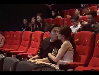 Tranh cãi nảy lửa Trấn Thành - Hari Won hôn nhau ở rạp phim, netizen gay gắt: “Thiếu gì chỗ, đâu phải chỉ có 2 người ở đó?”