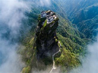 Khám phá ngôi chùa cổ trên đỉnh núi cao 2.500 mét được ví như tiên cảnh giữa trần thế