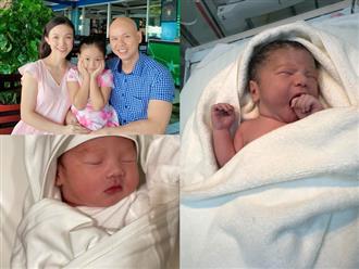 Phan Đinh Tùng đón con thứ 2, hình ảnh đầu tiên của em bé được hé lộ