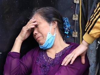 Người thân trong vụ cháy kinh hoàng ở Hà Nội đau đớn khóc ngất: 'Giờ tôi mất hết con cháu rồi'
