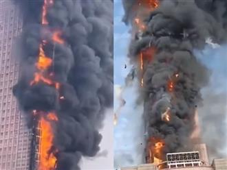 Clip: Cận cảnh đám cháy khủng khiếp tại tòa nhà chọc trời ở Trung Quốc