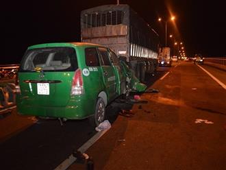 3 người trên taxi tử vong sau cú tông vào xe tải đang dừng