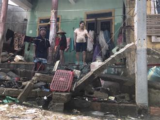 Ảnh: Nước lũ cuốn trôi nhiều căn nhà, người dân Quảng Bình cố tìm kiếm chút tài sản còn sót lại trong vô vọng