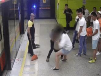 Bị kẻ lạ luồn tay vào váy trên tàu điện ngầm, cô gái nhanh trí khiến 'yêu râu xanh' bị bắt tại trận