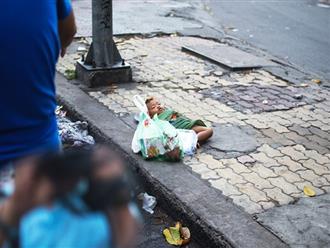 Bức ảnh em bé nằm ngủ bên lề đường khiến nhiều người nhói tim: ‘Nếu có kiếp sau, mong con đừng khổ thế này nữa’