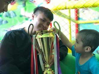 Xúc động hình ảnh Quang Hải cùng đồng đội lặng lẽ mang cup vàng tặng bé Tom trong bệnh viện