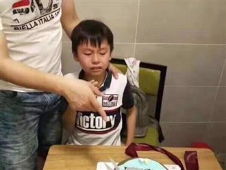 Bé trai khóc hết nước mắt trong tiệc sinh nhật vì chiếc bánh kem lầy lội từ cha mẹ