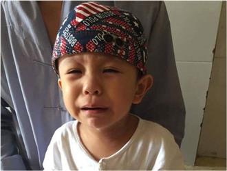 Tiền Giang: Xót cảnh bé trai 3 tuổi khóc ngất đòi mẹ sau khi bị mẹ bỏ rơi trước cổng chùa