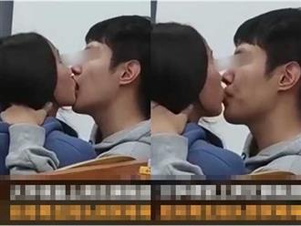 Cặp đôi sinh viên hôn đắm đuối như muốn nuốt cả môi ngay giữa lớp, phản ứng ngượng chín mặt của 'kẻ thứ ba' gây sốt