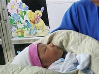 Hà Nội: Em bé nửa tháng tuổi bị bỏ rơi trong xe rác giữa đêm mưa như trút 
