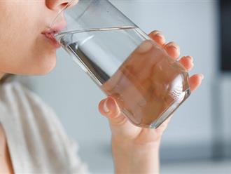 Uống nước trước khi đánh răng có vô tình đưa vi khuẩn vào dạ dày?