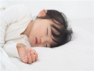 Bé 2 tuổi ngừng cao vì thói quen sai lầm trước khi đi ngủ của bố mẹ