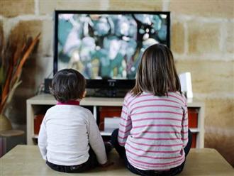 Cho trẻ xem tivi nhiều tưởng cha mẹ NHÀN hóa ra lại HẠI CON thế này, cha mẹ không biết sẽ ân hận
