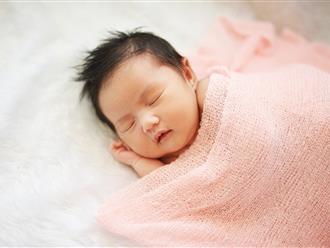 Nhìn số thời gian ngủ cho bé theo từng độ tuổi được khuyến cáo dưới đây, hẳn nhiều mẹ sẽ giật mình vì con đang thiếu ngủ trầm trọng