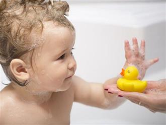 Vì sao vịt cao su trong nhà tắm gây nguy hiểm cho con trẻ?