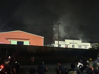 Cơ sở kinh doanh mút xốp cháy đỏ rực trong đêm tại TP.HCM