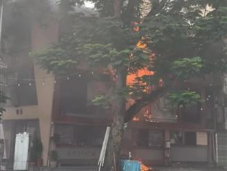 Quán cà phê tại Hà Nội bốc cháy ngùn ngụt vào sáng cuối tuần