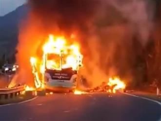 Kinh hoàng xe khách bốc cháy bừng bừng khi đang chở hơn 40 người đổ đèo
