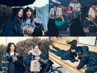 Hình ảnh hậu trường những tập cuối cùng của 'Tuổi 25, tuổi 21' được tung ra, netizen nghẹn ngào trước 'tình bạn ấm áp' của dàn diễn viên