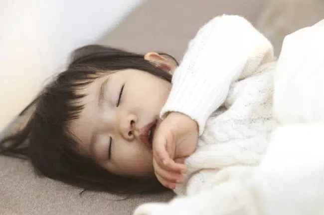 Đừng chủ quan khi thấy con há miệng trong lúc ngủ, bởi nó có thể khiến trẻ mắc phải vấn đề sức khỏe nghiêm trọng - Ảnh 1