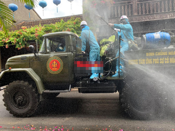 Bộ Quốc phòng vào cuộc, phố cổ Hội An được phun thuốc khử khuẩn chống Covid-19 - Ảnh 5