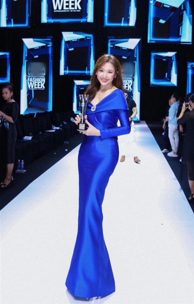 Hoa hậu Đỗ Thị Hà đụng độ váy áo với Hari Won: Body lấn lướt nhưng nhan sắc gây thất vọng - Ảnh 1