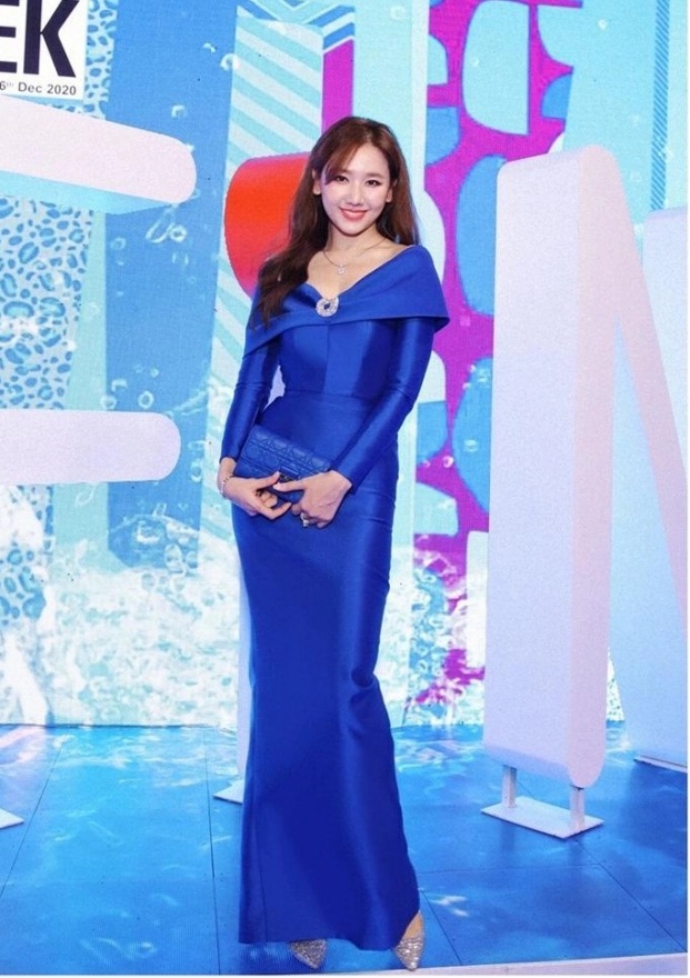 Hoa hậu Đỗ Thị Hà đụng độ váy áo với Hari Won: Body lấn lướt nhưng nhan sắc gây thất vọng - Ảnh 2