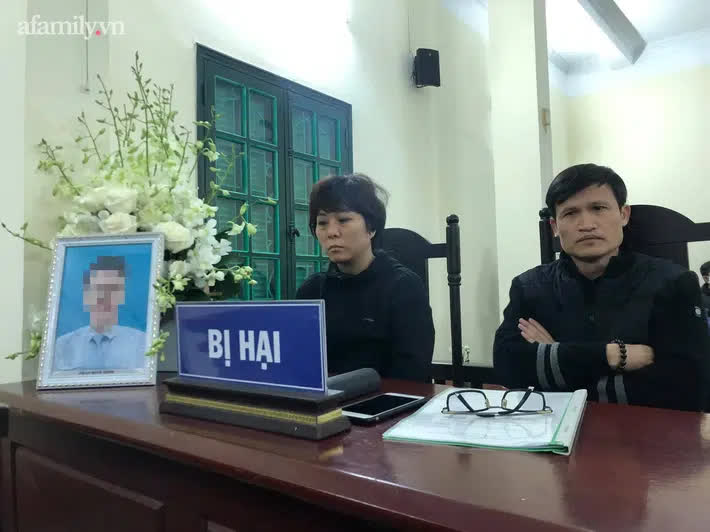 Vụ xe rác tông tử vong nam sinh ở Hà Nội: Đau xót hình ảnh người mẹ đứng không vững trước tòa sau gần 2 năm trầm cảm vì thương con - Ảnh 1