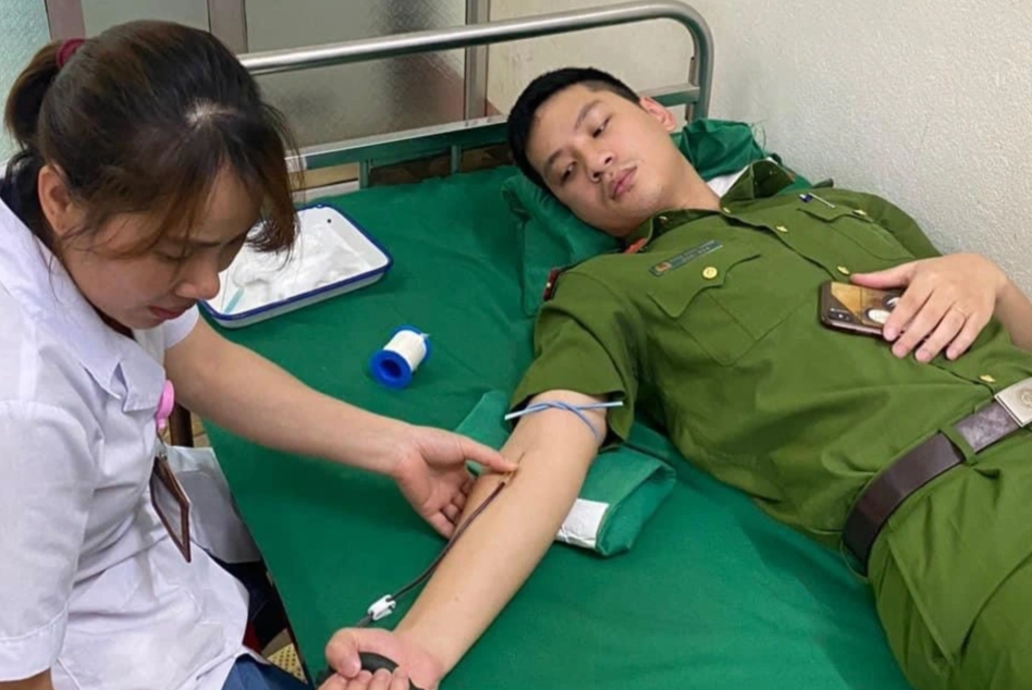 Hai cán bộ công an Lào Cai hiến máu kịp thời cứu người phụ nữ qua cơn nguy kịch - Ảnh 1