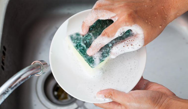 5 sai lầm ai cũng vô tình mắc phải khi rửa bát gây hại sức khỏe - Ảnh 1