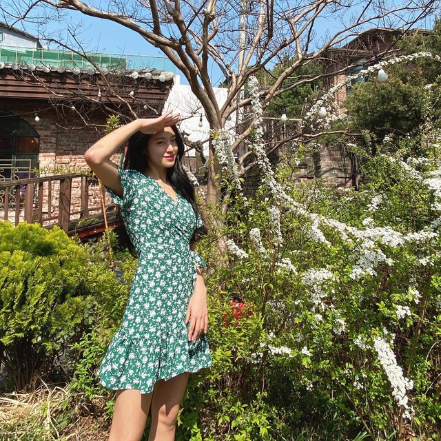 Tham khảo 10 set váy liền của sao Hàn, nàng sẽ có 1001 bức ảnh 'sống ảo' tuyệt xinh khi đi du lịch - Ảnh 4