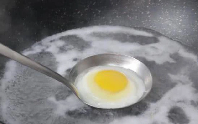 Đừng nên đập trứng vào nồi khi nước đang sôi, 2 mẹo đơn giản này đảm bảo trứng trần vừa tròn, vừa ngon và không bị vỡ - Ảnh 2