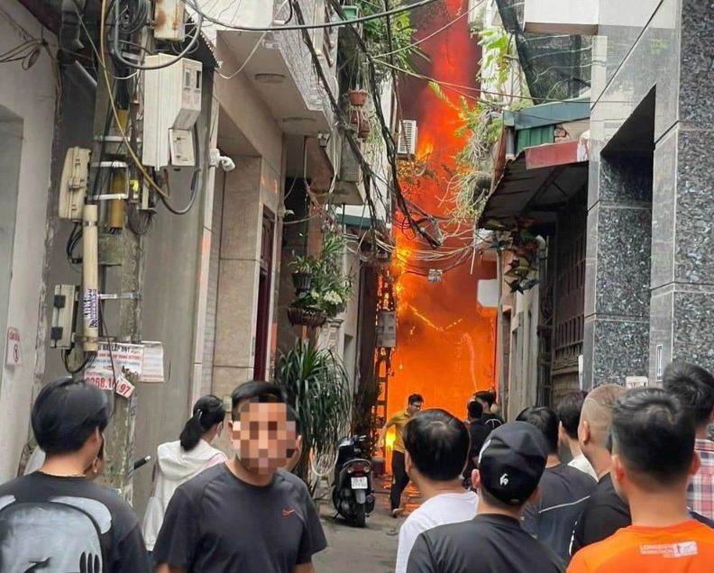 Hà Nội: Cháy lớn thiêu rụi kho quần áo gần chợ Ninh Hiệp - Ảnh 2