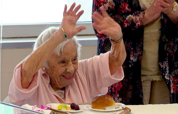 Được hỏi bí kíp sống lâu, cụ bà 107 tuổi bật mí: 'Không đồ ngọt, không nước soda và không lấy chồng' - Ảnh 1