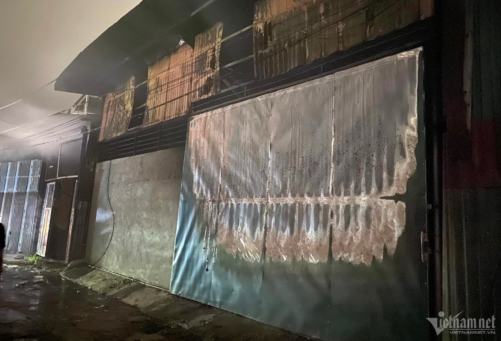 Nóng: Hỏa hoạn tại Hà Nội, xưởng gỗ bị thiêu cháy rụi - Ảnh 2