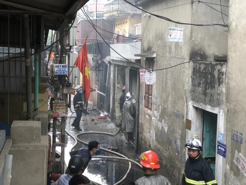 Nóng: Hỏa hoạn tại Hà Nội, xưởng gỗ bị thiêu cháy rụi - Ảnh 4