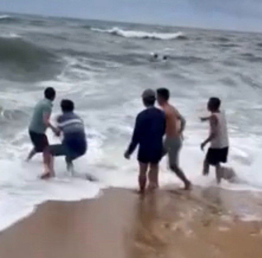 Hà Tĩnh: Huy động 100 người cứu 3 ngư dân bị sóng đánh chìm thuyền,  trôi dạt trên biển - Ảnh 1
