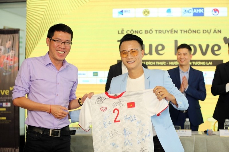 Bán áo đấu Quang Hải, Duy Mạnh ủng hộ những trẻ em đang gặp khó khăn sau covid 19 - Ảnh 2