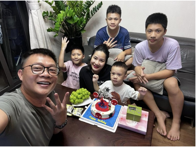 Khoảnh khắc cả nhà Quang Minh quây quần đón sinh nhật 4 tuổi của cậu út, dân mạng thả tim rần rần vì quá đáng yêu - Ảnh 4