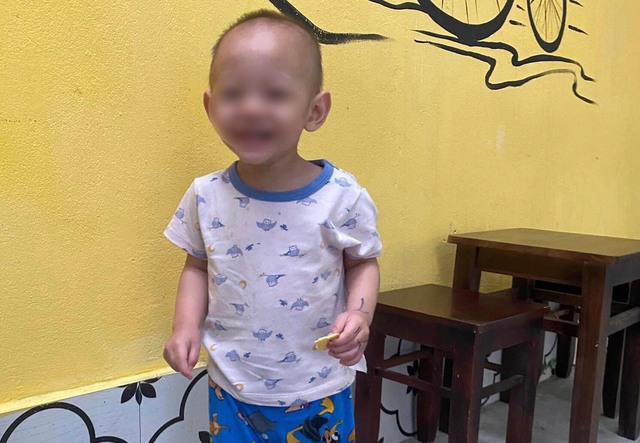 Chia sẻ chạnh lòng của MC Sơn Lâm về cháu bé 2 tuổi bị bỏ rơi ở Hà Nội, bên cạnh có giỏ đồ và bình sữa ấm - Ảnh 3