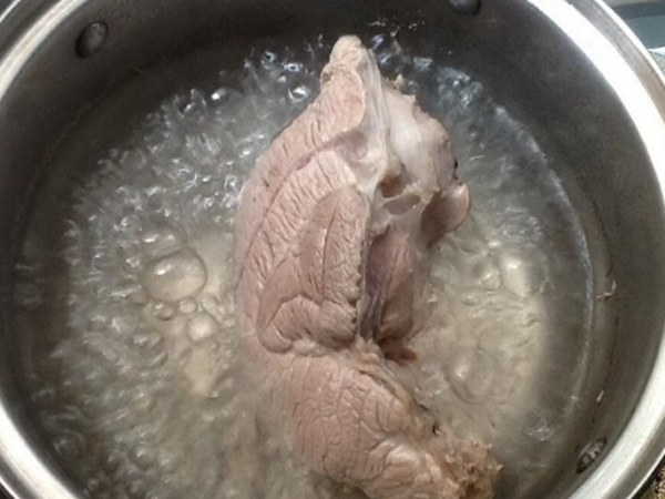 6 thói quen nguy hiểm khi nấu thịt lợn rất nhiều bà nội trợ Việt mắc phải, khiến món ăn sinh độc hại thân và mất ngon - Ảnh 5