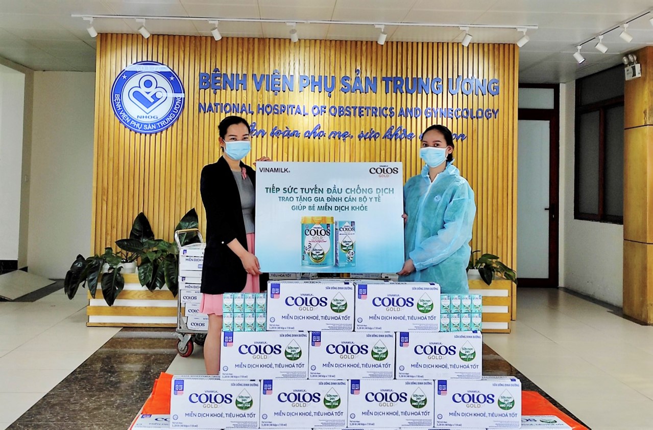 Vinamilk trao tặng 50.000 sản phẩm Vinamilk colosgold cho con em cán bộ y bác sĩ tuyến đầu - Ảnh 2