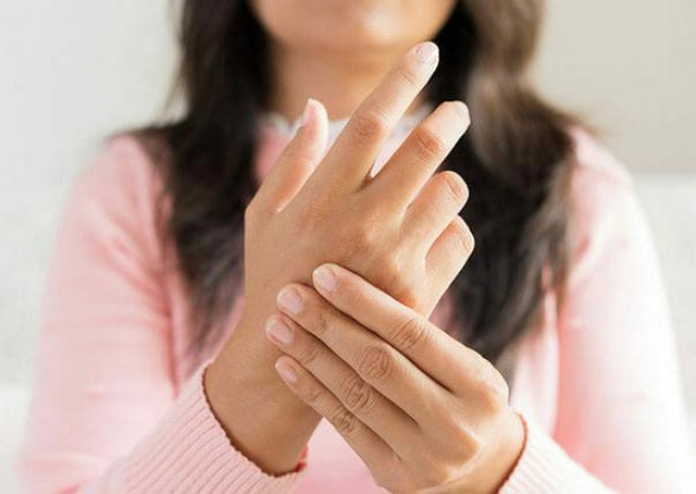 Cứng ngón tay, dấu hiệu tưởng chừng đơn giản nhưng rất có thể là triệu chứng của 4 căn bệnh này, đừng nên xem thường - Ảnh 1