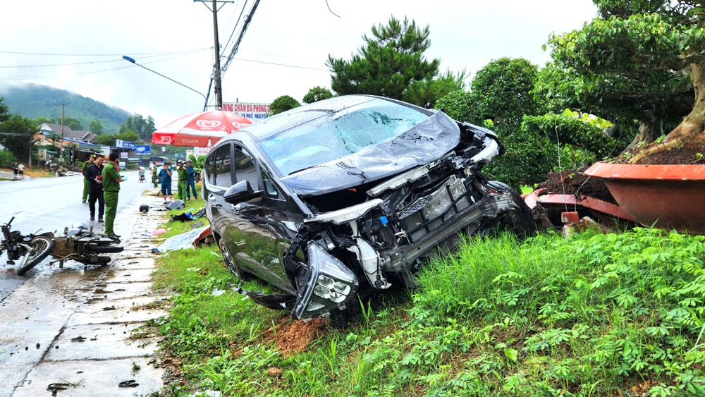 Vụ ô tô lao sang đường tông xe máy, 1 người tử vong ở TP. Bảo Lộc: Thai phụ đi cùng không qua khỏi - Ảnh 2