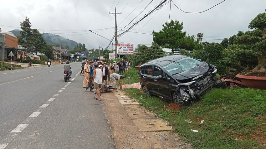 Vụ ô tô lao sang đường tông xe máy, 1 người tử vong ở TP. Bảo Lộc: Thai phụ đi cùng không qua khỏi - Ảnh 1