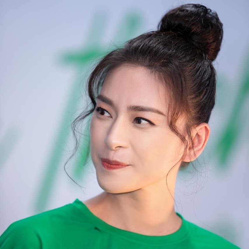 Kiểu tóc búi khiến nàng 30+ nào cũng rén, nhưng Ngô Thanh Vân 42 tuổi vẫn áp dụng 'ngon nghẻ' - Ảnh 8