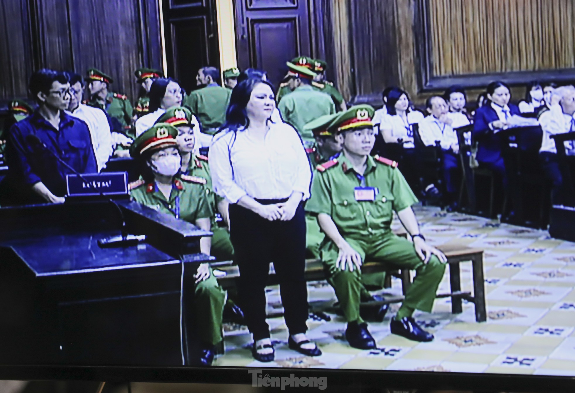 Nóng: Giải tán nhóm người tụ tập livestream tại phiên tòa xét xử bà Nguyễn Phương Hằng và đồng phạm  - Ảnh 14