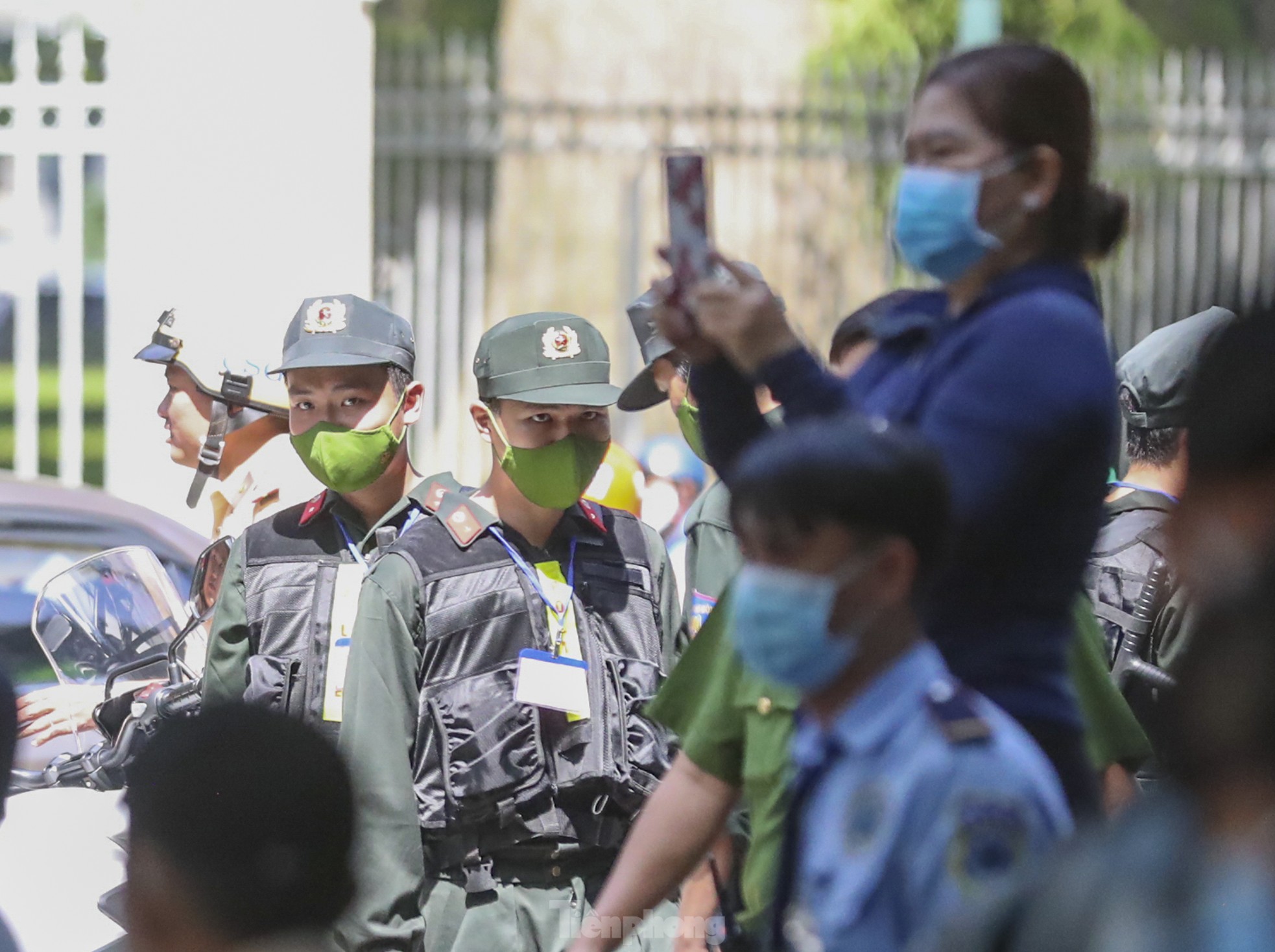 Nóng: Giải tán nhóm người tụ tập livestream tại phiên tòa xét xử bà Nguyễn Phương Hằng và đồng phạm  - Ảnh 4